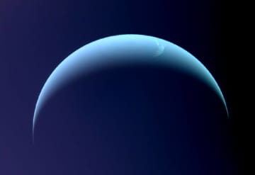 青い弧を描く海王星　ボイジャー2号の別れ際ショット（1989年9月1日）