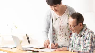 長年連れ添った仲良し夫婦。共同名義で遺言を残すことは可能か【相続・遺言の基本をFPが解説】