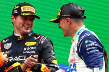 フェルスタッペン、母国表彰台を喜ぶ「ペースに苦しみ、マクラーレンとは戦えず。2位はラッキー」ハジャーへの称賛も