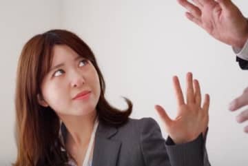 年上男性から恋愛迫る「おじアタック」、職場だとセクハラ？ 断っても「手紙」届いて困惑する女性