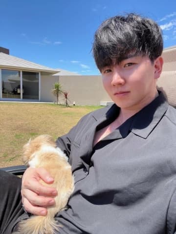 「顔よりでかいやんけ」「胴体やん」“おバカ＆筋肉タレント”横川尚隆、超巨大化した上腕筋に驚きの声