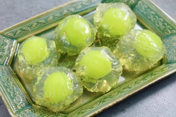 【型不要】ラップと輪ゴムで作れる♪キラキラかわいい「シャインマスカットゼリー」の作り方