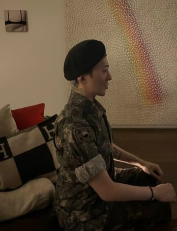 G-DRAGON、洗練された軍服姿を公開！近況ショットに視線釘付け