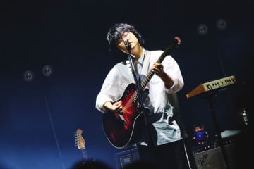 【ライブレポート】崎山蒼志、原点と進化を響かせた＜いつかみた国（独奏・2025）＞＜i 触れる SAD UFO（独奏・2025）＞