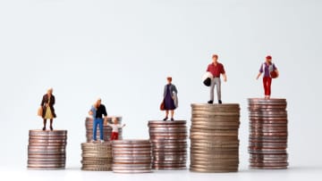勉強嫌いで「高卒でも営業なら高収入なんでしょ？」というわが子。親としては「大卒のほうがいい」と思うのですが、収入にどれだけ差がありますか？ 高卒・大卒の“生涯年収”も比較