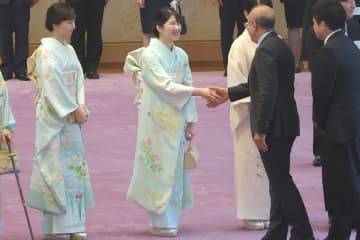 「目を奪われてしまう佇まい」愛子さま　お茶会で「カーテシー」をご披露！佳子さまとご一緒に淡い緑の振袖姿でご出席