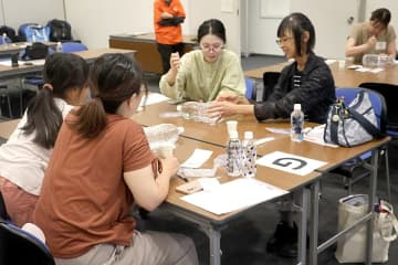 石井食品 ケンミン食品 家族連れ対象に防災イベント 緊急時の調理とグッズ作りに挑戦