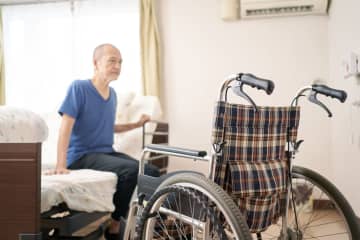 8月から「多床室での自己負担」が“月8000円”ほど増える!? 70代の親の退院後「施設受け入れ先」を探し中ですが、対象になるのでしょうか？「自己負担増」の背景も解説