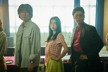 【韓国ドラマ】“長髪に大きな眼鏡フレーム”Netflix『エマ』新人監督役で1980年代を再現した俳優は？『D.P. -脱走兵追跡官-』では脱走兵を熱演！