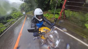 雨の日ツーリングの不安解消！　転ばない走り方とは？