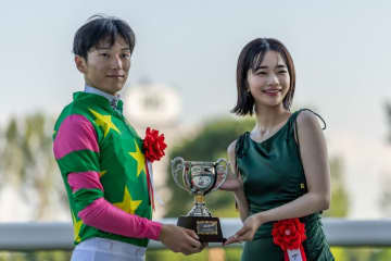 【新潟記念】見上愛が2年ぶりの新潟競馬場で表彰式に登場