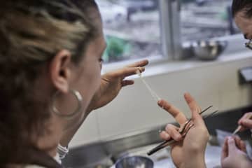 指で食べる納豆　茶葉の器で飲むスープ　独創的で遊び心に富んだ一皿　「ムガリッツ」本編映像