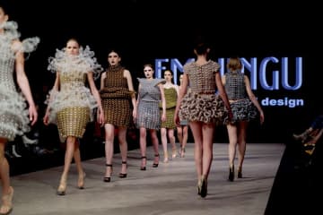 バルーンアーティスト神宮エミ氏がNYファッションウィーク参加　「センペルテックス」代理店のキッシーズ株式会社がサポート　ゴム風船ブランド「センペルテックス」の高品質バルーンを使った新作ドレスを披露