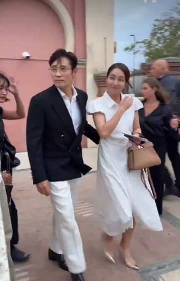 ベネチアを満喫中のイ・ミンジョン、夫イ・ビョンホンと仲睦まじいツーショットが話題【PHOTO】