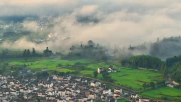 雨上がりの山村にたなびく美しい雲　中国安徽省