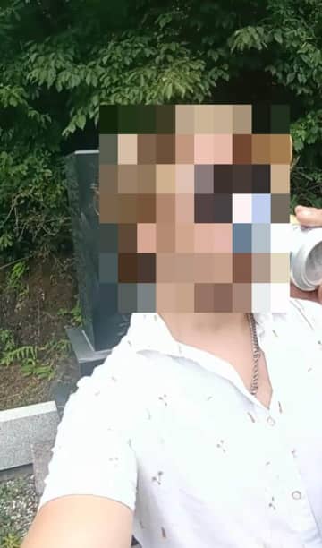 墓地でチューハイ飲み、卒塔婆振り回す...　外国人男性が「お墓荒らし」投稿、警察「映像把握し確認中」