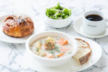 フィンランド発「カフェ・アアルト」新丸ビルに東京初上陸、北欧風サーモンサンドやブルーベリータルト