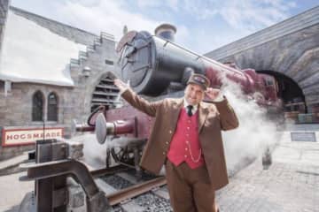 バック・トゥ・ホグワーツ USJ「ハリー・ポッター」記念日に限定ステッカーを配布
