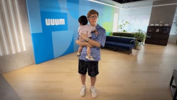 ヒカキン、1歳になった娘とUUUMを見学　パパを振り回す愛らしい姿に視聴者「尊い」