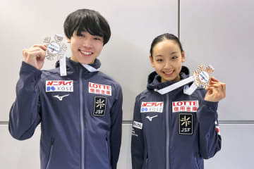 岡万佑子「初海外でVうれしい」　フィギュアJr．GPから帰国