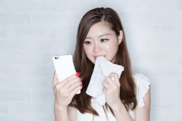 嫉妬深い人の特徴10選！心理や原因、嫉妬された時の対処法も解説