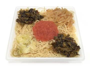 焼ビーフンに博多辛子明太子や高菜、長ねぎ、ピリ辛もやしをのせて税込399円! セブン‐イレブンが「高菜と博多辛子明太子の焼ビーフン」を発売