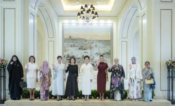 彭麗媛夫人とSCOサミット首脳夫人、中国天津の海河を遊覧