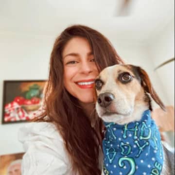 おしゃべりビーグル犬、留守番中に音楽鑑賞