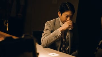 スーツの似合う向井理が隠れ家的なバーで一人お酒を嗜む姿に一同釘付け！