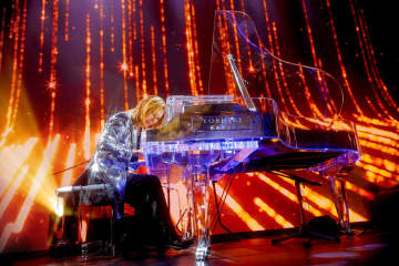 YOSHIKI、3度目の首の大手術を乗り越え“世界一豪華なディナーショー”を完走「正直不安でした」