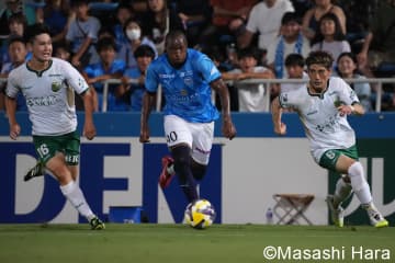 夏の移籍で攻守の要2人が新加入、19位の横浜が東京Vと激突、中村俊輔コーチが猛攻を後押しも思わぬ展開に、城福浩監督が｢非常に大きい｣と語った決着