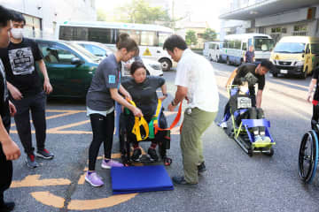 【動画あり】「避難を諦めないで」…地震でエレベーター停止、車椅子ユーザーの避難訓練
