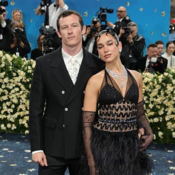 デュア・リパ、婚約者のカラム・ターナーと製作会社を設立