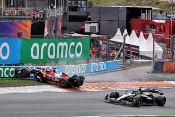 メルセデス2台がそれぞれルクレールと接触。リタイアに追い込んだアントネッリはフェラーリを訪れ謝罪
