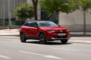 シトロエン、主力Cセグハッチ『C4』にサンルーフとブラックアクセント採用の特別仕様車を設定