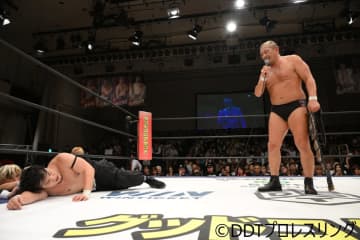 鈴木みのるがMAOを退け、UNIVERSAL王座V4！正田壮史の挑戦表明に怒りの受諾