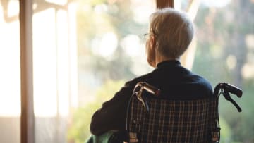 手厚い介護がアダに…親の認知症を招いた「老人ホーム選び」の致命的な盲点