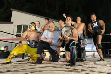【大日本】佐藤孝亮、“犬神家”式エビ固めで商店街プロレスのメインを制す！