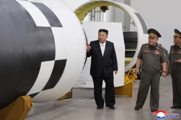 金正恩総書記が炭素繊維複合材料の生産工程と高出力ミサイルエンジンの生産実態を確認