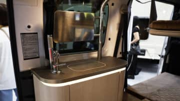 斬新「軽自動車」だけどホテルみたいな車内。しかも2段ベッド付き4名乗車も可、優雅な大人の軽キャンパー。