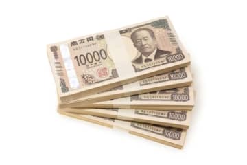 祖母が貯めたタンス預金500万円を毎年100万円ずつ送金してくれるそうです。「110万円以下だから税金は心配ない」というのですが、本当に大丈夫でしょうか…？