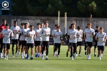 日本代表、W杯開催国アメリカで始動！　三笘薫は個別調整…前田大然＆菅原由勢は明日合流へ