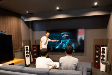 恐るべし！98V型＆サラウンド。ホラー映画は途中で断念。「画面の中にいる錯覚、ゆっくりと近づく足音、んもう…、目を開けていられない！」