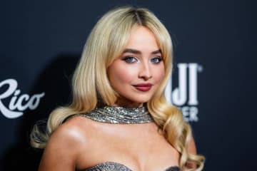 サブリナ・カーペンター、“新たなエンディング”を含む「Tears」MV公開