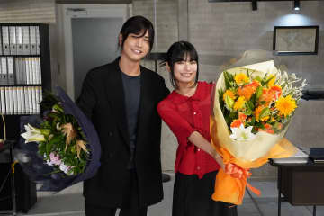 岩田剛典＆蒔田彩珠、『DOCTOR PRICE』クランクアップ　「戦いのような思いで臨んだ4ヶ月」