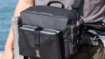 アウトドアメーカーの「DOD」が作った釣り用バッグが登場。ルアーケースを“ノールック”で取り出せて、コンパクトなのに大容量。