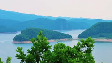 心癒やす蓮花湖の絶景　中国黒竜江省海林市