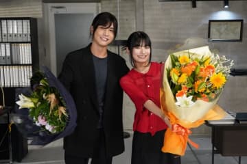 岩田剛典＆蒔田彩珠がハグ！　『DOCTOR PRICE』笑顔と涙のクランクアップ