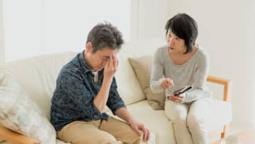 ビジネスホテル。2時間。…「月収42万円」役職定年で無気力な57歳夫のスマホの位置情報を覗き見、“クロ”を確信した55歳妻。修羅場の果てに夫が明かした「秘密」