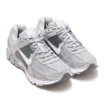 【NIKE】白より黒より“グレー”が◎ 履くだけでサマになる「旬顔スニーカー」